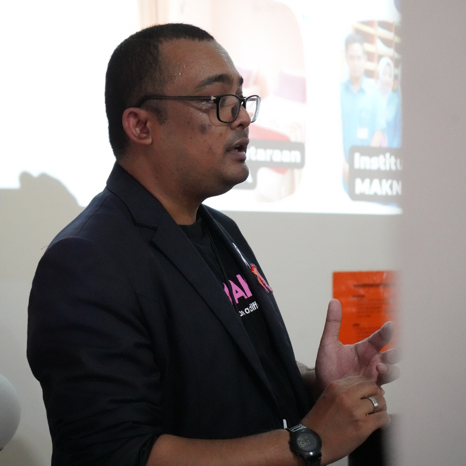 Picture and text of Ahmad Nu'man giving a talk.